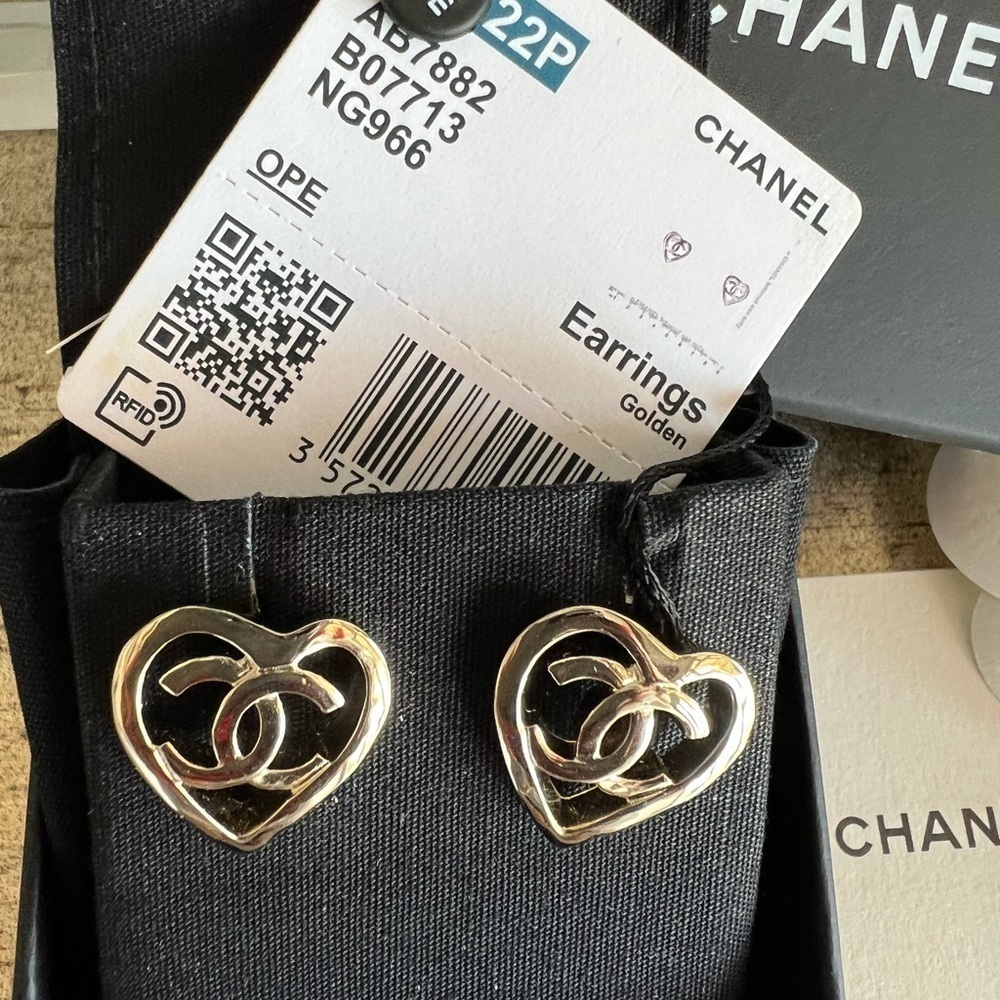 CHANEL 22P Metal Gold-tone Heart Earrings - Picture 6 of 11